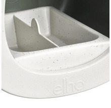 Nahaufnahme eines weißen Pflanzkasteneinsatzes mit Fächern und Elho Logo