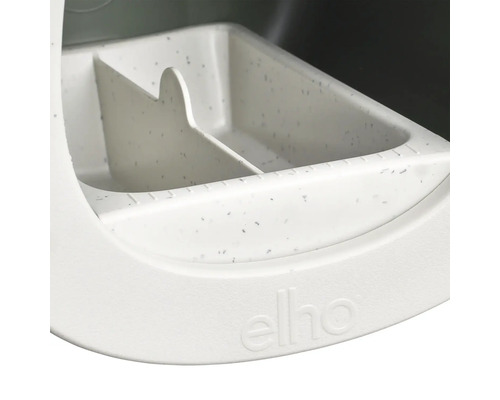 Nahaufnahme eines weißen Pflanzkasteneinsatzes mit Fächern und Elho Logo
