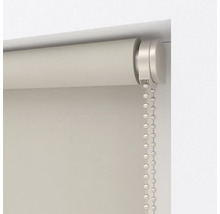 Beige-farbenes Rollo mit Kettenzug zur Fensterdekoration