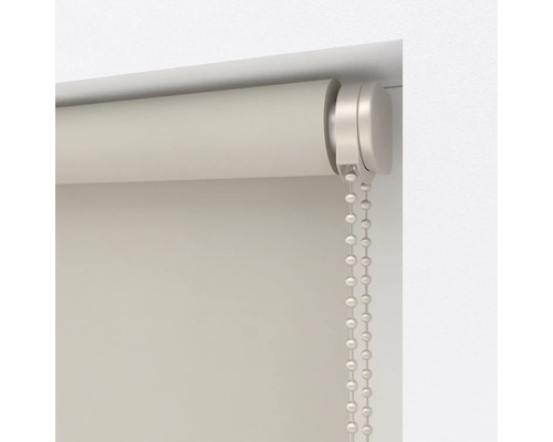 Beige-farbenes Rollo mit Kettenzug zur Fensterdekoration