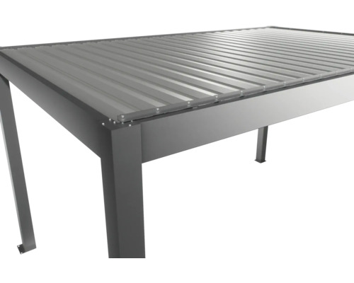 Detailansicht einer Terrassenüberdachung mit Aluminiumlamellen