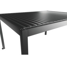 Detailansicht einer schwarzen Terrassenüberdachung mit Lamellen