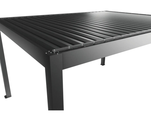 Detailansicht einer schwarzen Terrassenüberdachung mit Lamellen