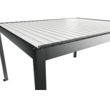 Detailansicht einer Terrassenüberdachung mit Lamellendach