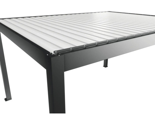 Detailansicht einer Terrassenüberdachung mit Lamellendach