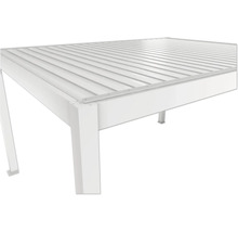 Detailansicht einer weißen Terrassenüberdachung mit Lamellendach