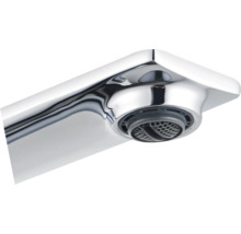 Wasserhahn aus Chrom mit Auslauf