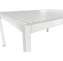 Detailansicht eines weißen Gartentisches mit Lattenrost