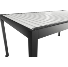 Detailansicht einer schwarzen Terrassenüberdachung mit Lamellendach