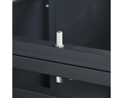 Detailansicht eines Möbelstücks mit Metallrahmen und Regalbodenhalterung