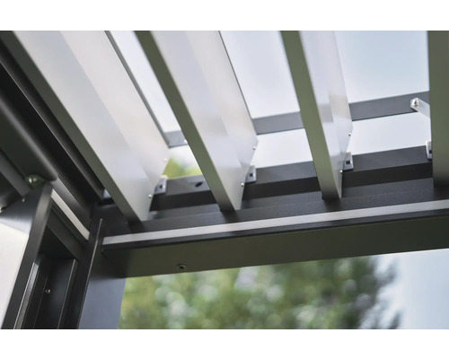 Nahaufnahme einer grauen Pergola mit Lamellendach