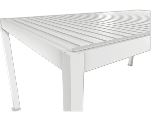 Detailansicht einer weißen Terrassenüberdachung