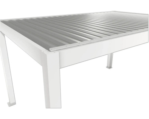 Detailansicht eines weißen Pavillons mit Metalldach