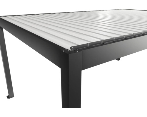 Detailansicht einer Terrassenüberdachung mit Metallstruktur und Lamellendach