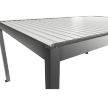 Detailansicht einer Terrassenüberdachung mit Metalldach