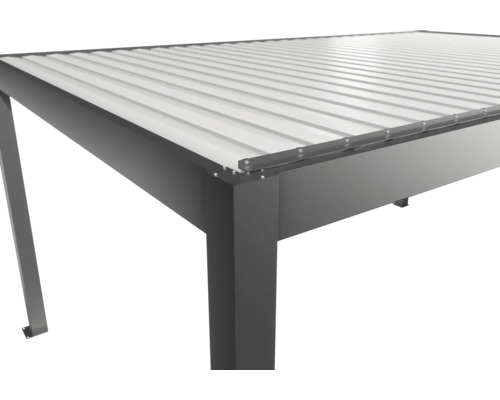 Detailansicht einer Terrassenüberdachung mit Metalldach