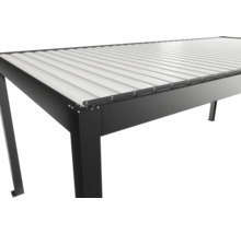 Detailansicht einer schwarzen Terrassenüberdachung mit Lamellendach