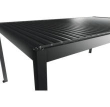 Detailansicht einer schwarzen Terrassenüberdachung mit Lamellendach