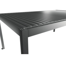 Detailansicht einer grauen Terrassenüberdachung mit Lamellendach