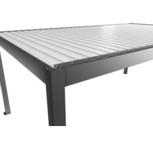 Detailansicht eines Metall-Pavillons mit Lamellendach