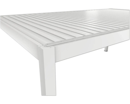 Detailansicht eines Terrassendachs mit Stahlrahmen und Lamellendach