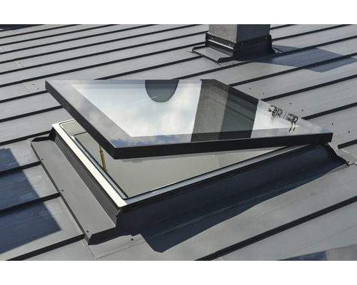 Geöffnetes Dachfenster auf einem Dach