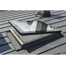 Geöffnetes Dachfenster auf einem Dach