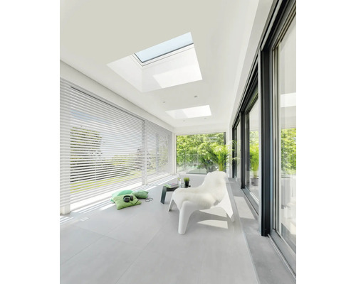 Heller Raum mit Dachfenstern, Jalousien und Schiebetür
