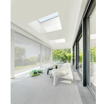 Heller Raum mit Dachfenstern, Jalousien und Schiebetüren für natürliches Licht