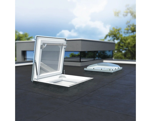 Geöffnetes Dachfenster auf einem Flachdach