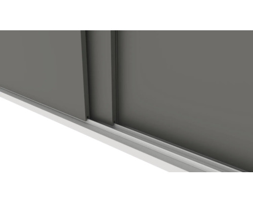 Detailansicht einer Schiebetür mit Metallschiene