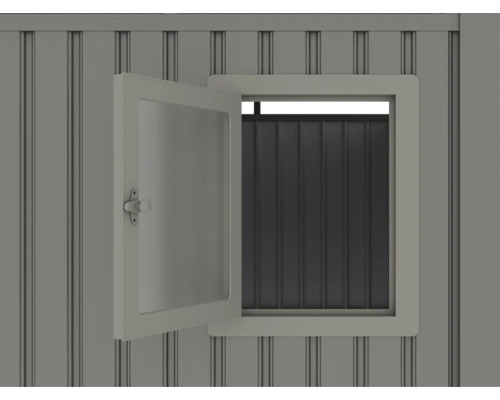 Geöffnetes Fenster mit Beschlägen an einem Gartenhaus