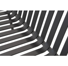 Detailansicht einer Bank mit Latten aus Metall