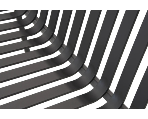 Detailansicht einer Bank mit Latten aus Metall