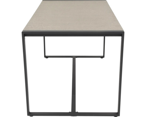 Rechteckiger Gartentisch mit einer Tischplatte und einem Metallgestell