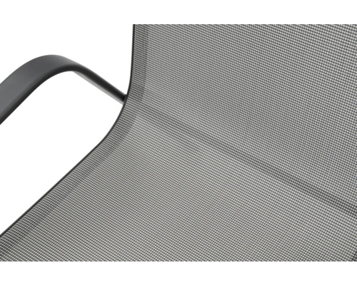 Detailaufnahme eines Gartenstuhls mit Netzstruktur