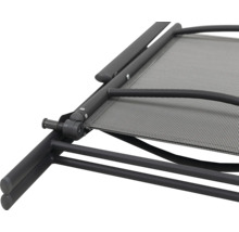 Detailaufnahme einer Sonnenliege mit Gestell und Liegefläche aus Textilgewebe