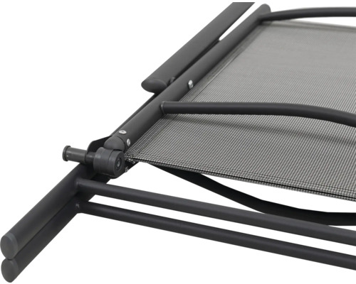 Detailaufnahme einer Sonnenliege mit Gestell und Liegefläche aus Textilgewebe