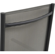 Detailansicht einer Gartenstuhl Rückenlehne mit Textilbespannung und Metallgestell.