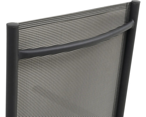 Detailansicht einer Gartenstuhl Rückenlehne mit Textilbespannung und Metallgestell.