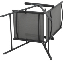 Zusammengeklappter Gartensessel mit Netzbespannung