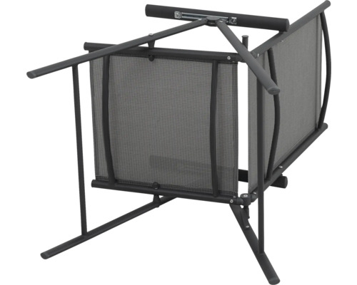 Zusammengeklappter Gartensessel mit Netzbespannung