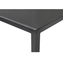 Detailansicht eines Tisches mit Metallgestell und Tischplatte