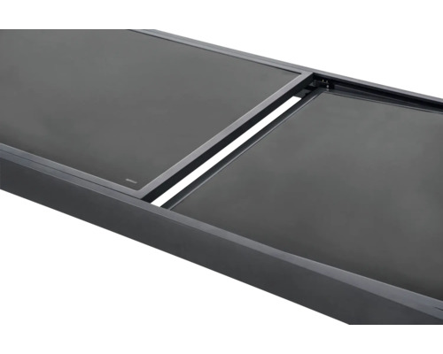 Detailansicht einer Tischplatte aus Glas und Metall