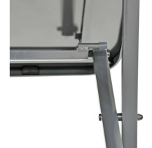 Detailansicht eines Tisches mit Metallrahmen