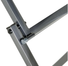 Detailaufnahme von einem Metallgestell mit Schrauben