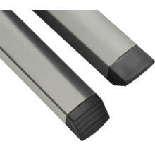 Detailaufnahme von zwei silberfarbenen Vierkantrohren mit schwarzen Kunststoffkappen