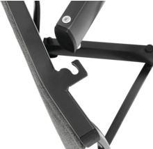 Detailansicht eines Gartenstuhls mit Metallrahmen und Stoffbezug