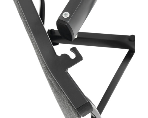 Detailansicht eines Gartenstuhls mit Metallrahmen und Stoffbezug