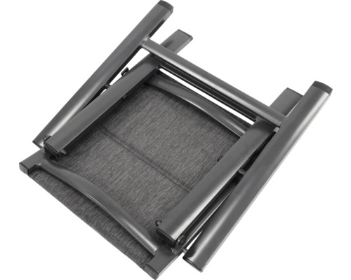 Zusammengeklappter Gartenstuhl mit grauem Bezug